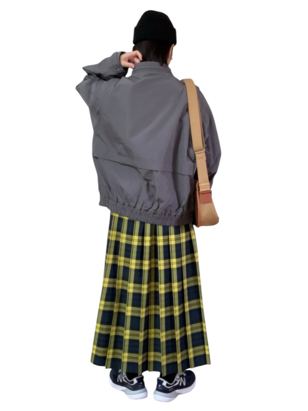 グレー系のジャケット/アウター、イエロー系のスカート、ベージュ系のバッグを着用したレディースの冬コーディネートの4枚目の写真
