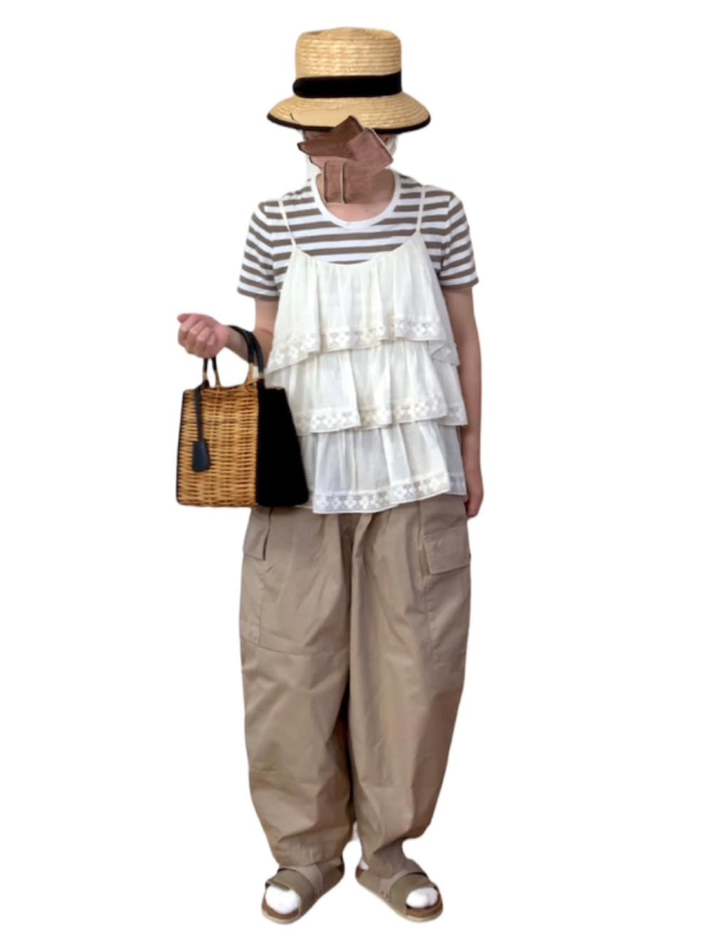 ホワイト系のシャツ/ブラウス、ベージュ系のカーゴパンツを着用したレディースの夏コーディネートの2枚目の写真