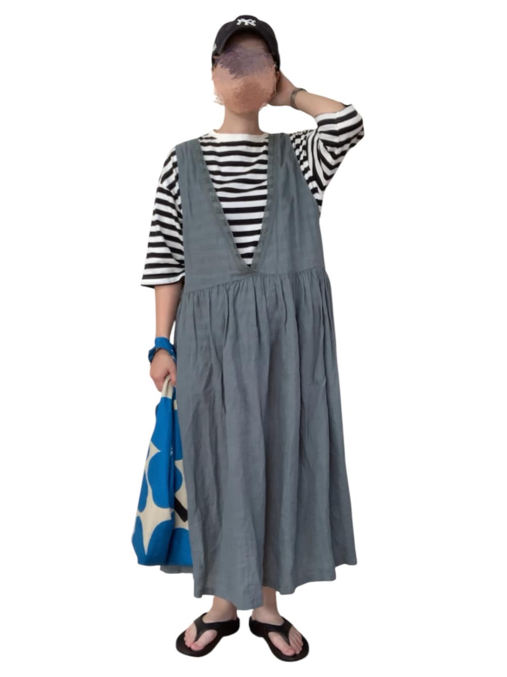 その他のTシャツ/カットソー、ブルー系のワンピース/ドレス、ブルー系のエコバッグ/サブバッグを着用したレディースの秋コーディネートの2枚目の写真