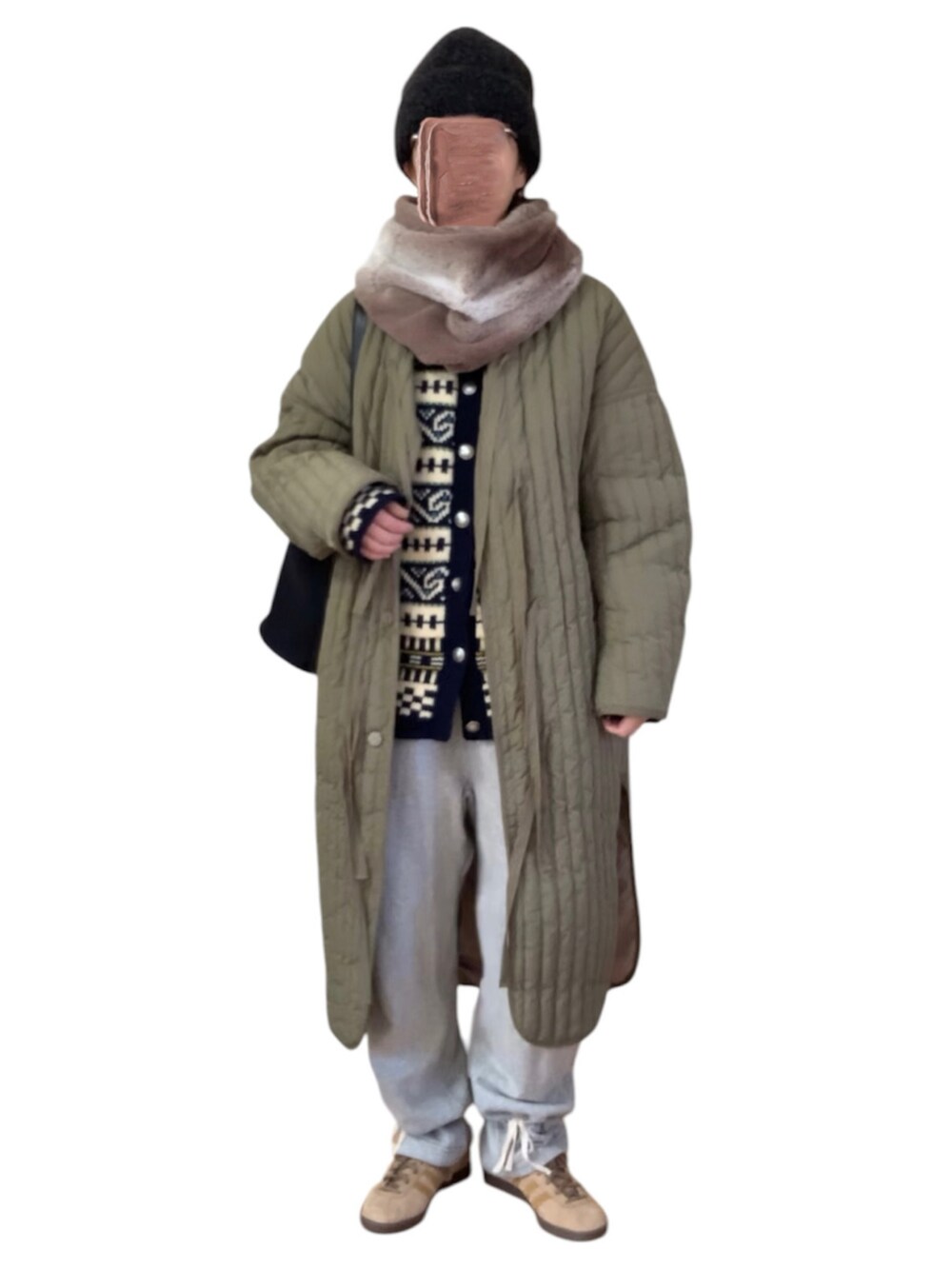 ブルー系のニット/セーター、グリーン系のノーカラーコート、グレー系のスウェットパンツを着用したレディースの冬コーディネートの2枚目の写真