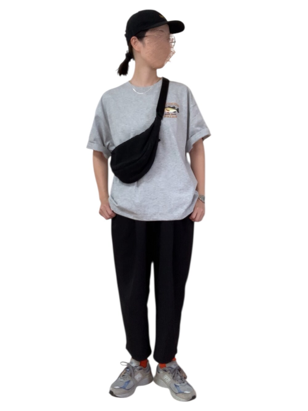 グレー系のTシャツ/カットソー、ブラック系のその他パンツ、グレー系のスニーカーを着用したレディースの秋コーディネートの2枚目の写真