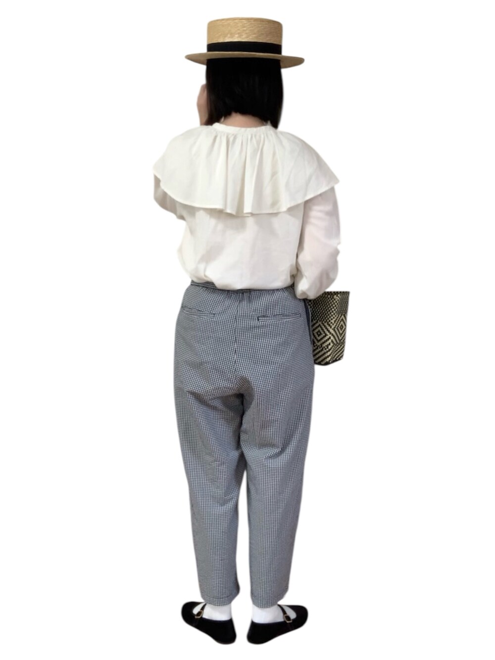 ホワイト系のシャツ/ブラウス、ブラック系のその他パンツ、ブラック系のトートバッグを着用したレディースの夏コーディネートの3枚目の写真