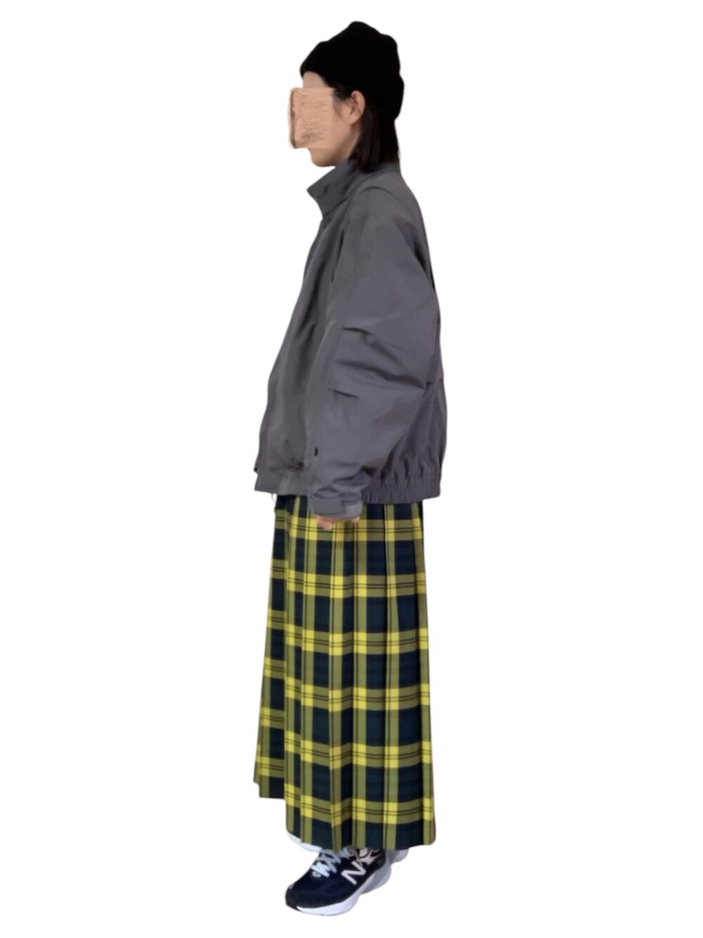 グレー系のジャケット/アウター、イエロー系のスカート、ベージュ系のバッグを着用したレディースの冬コーディネートの2枚目の写真