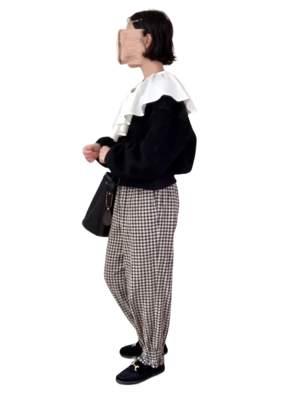 ホワイト系のシャツ/ブラウス、ブラック系のカーディガン/ボレロ、ブラック系のショルダーバッグを着用したレディースの冬コーディネートの2枚目の写真