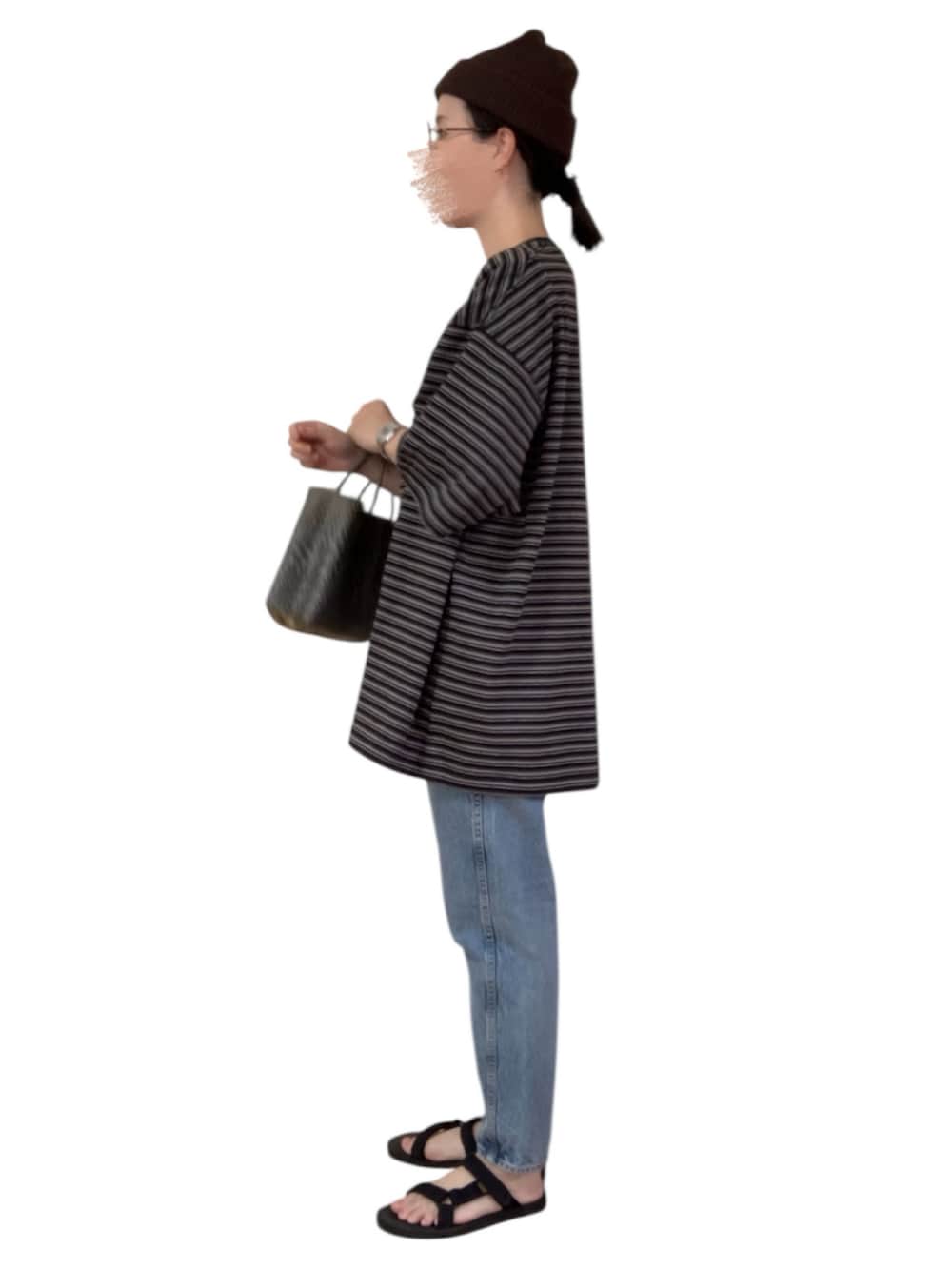 ブラック系のTシャツ/カットソー、ブラック系のトートバッグ、ブルー系のデニムパンツを着用したレディースの秋コーディネートの3枚目の写真