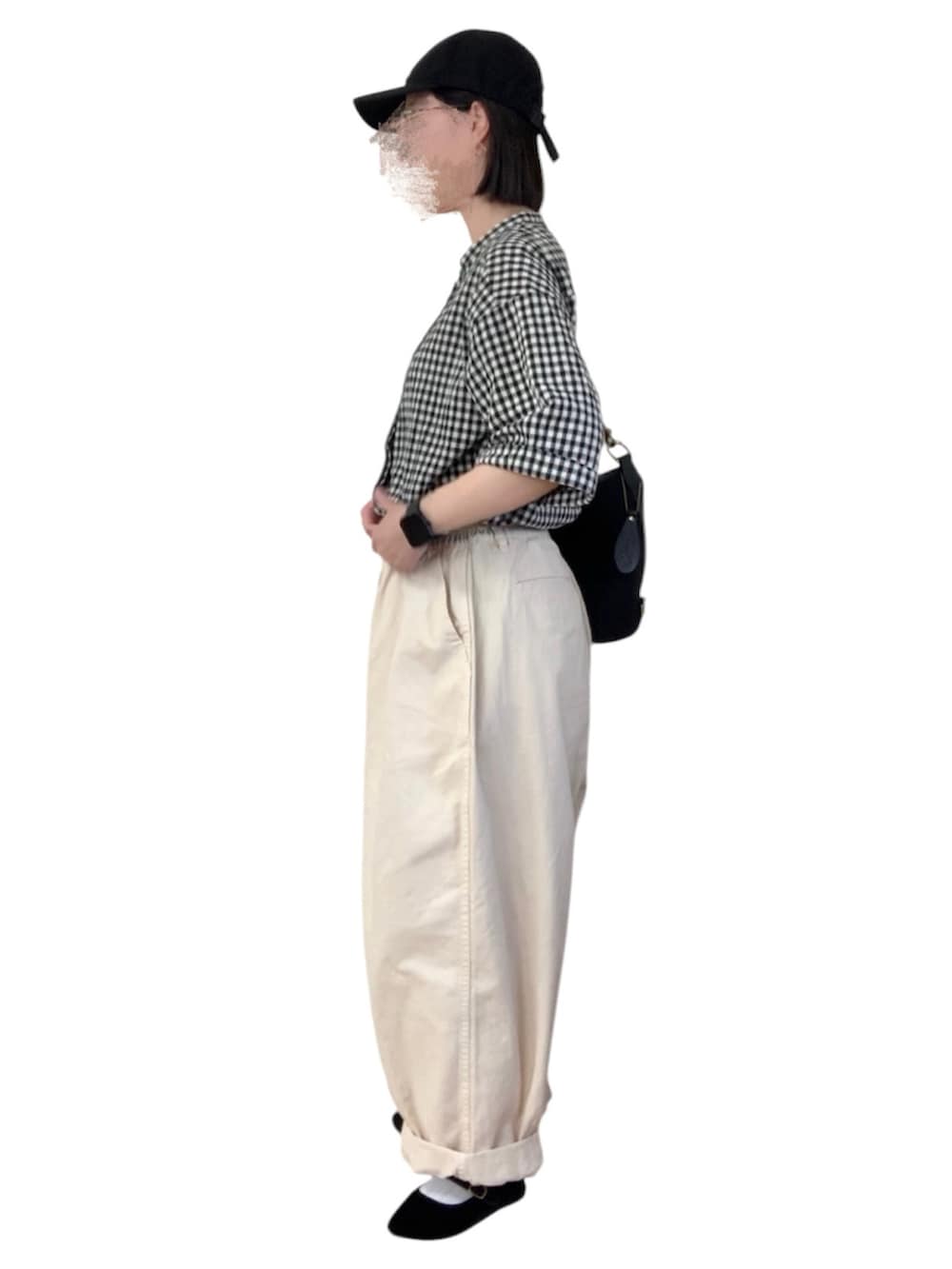 ブラック系のシャツ/ブラウス、ホワイト系のその他パンツ、ブラック系のバレエシューズを着用したレディースの夏コーディネートの2枚目の写真