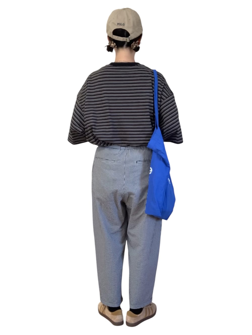 ブラック系のTシャツ/カットソー、ブラック系のその他パンツ、ブラウン系のスニーカーを着用したレディースの秋コーディネートの4枚目の写真