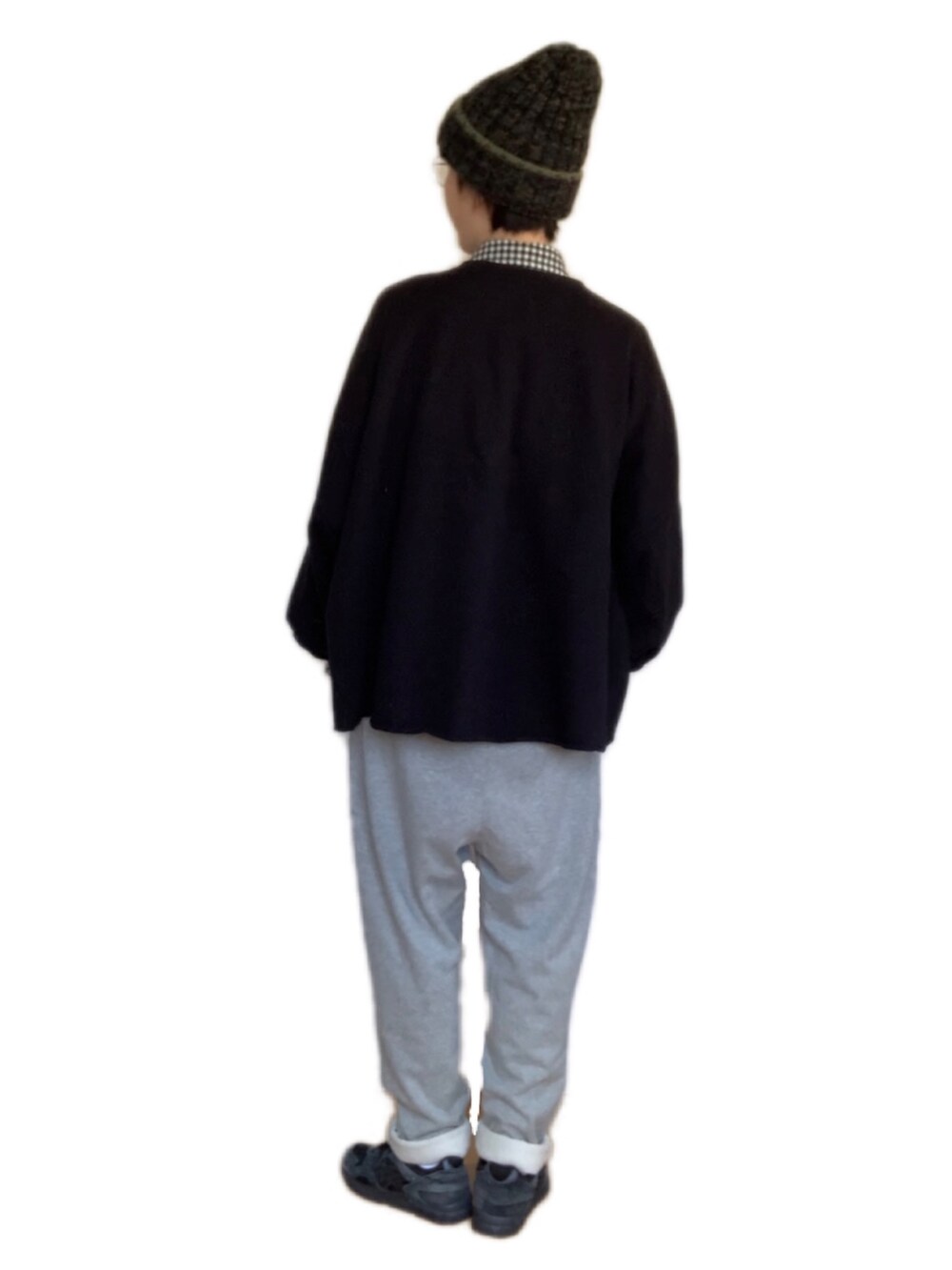 ホワイト系のスウェット、グレー系のその他パンツ、ブラック系のスニーカーを着用したレディースの冬コーディネートの2枚目の写真