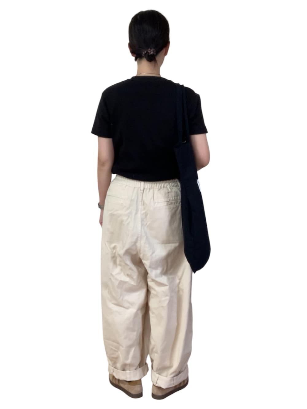 ブラック系のTシャツ/カットソー、ホワイト系のその他パンツ、ブラウン系のスニーカーを着用したレディースの秋コーディネートの2枚目の写真