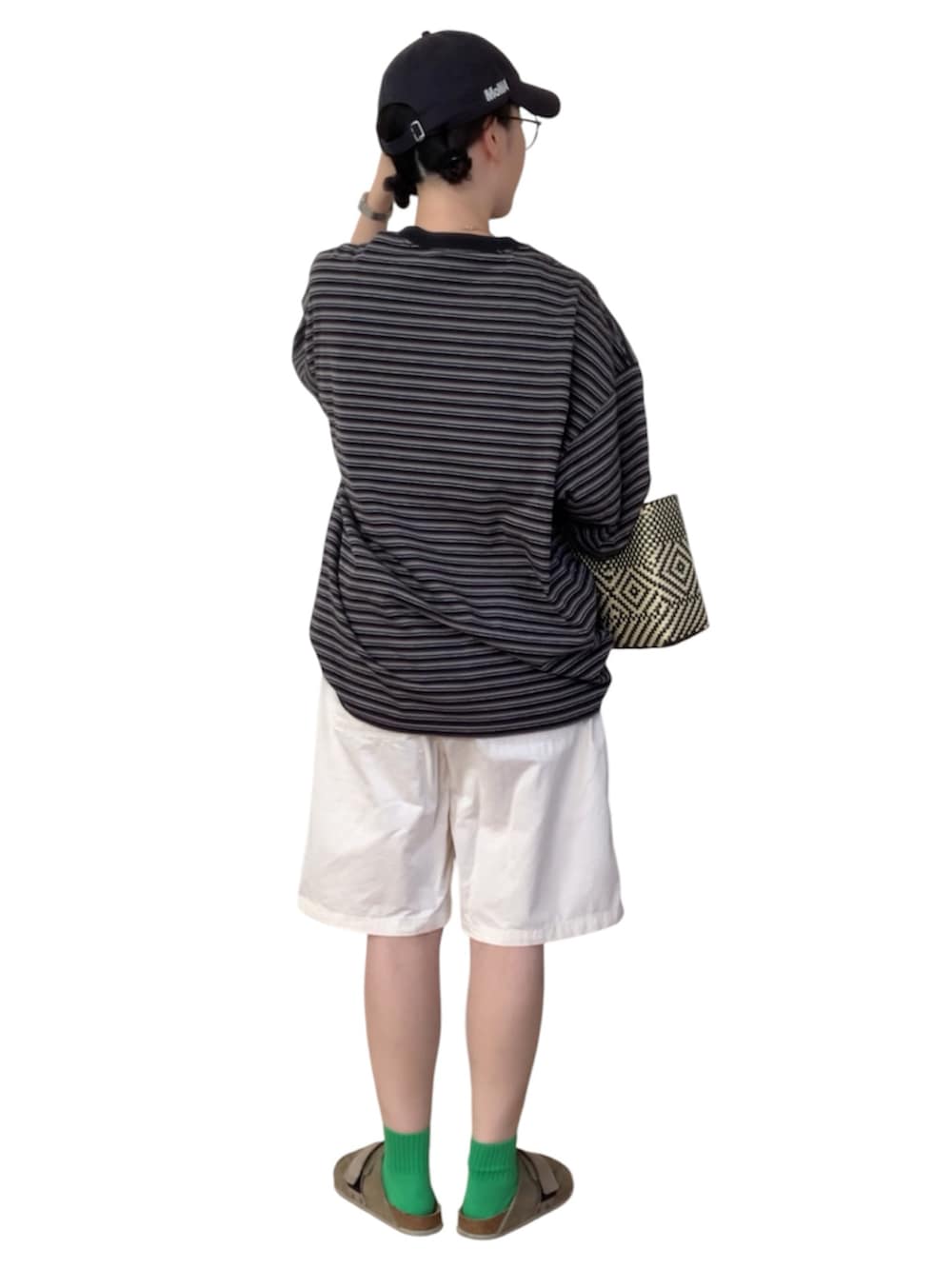 ブラック系のTシャツ/カットソー、ブラック系のトートバッグ、ベージュ系のその他パンツを着用したレディースの秋コーディネートの3枚目の写真