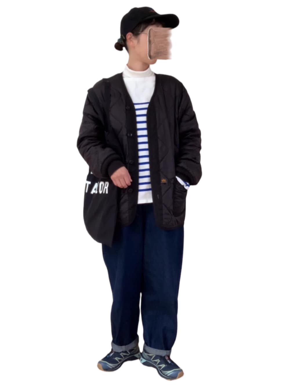 ブラック系のブルゾン、ブルー系のデニムパンツ、ブルー系のTシャツ/カットソーを着用したレディースの冬コーディネートの2枚目の写真