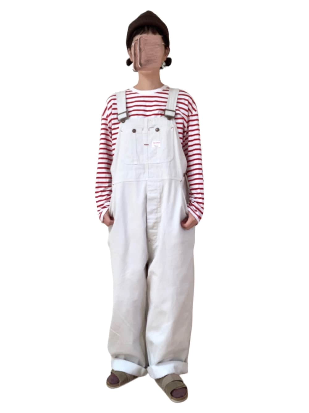 グレー系のサロペット/オーバーオール、ブラウン系のダウンジャケット/コート、レッド系のTシャツ/カットソーを着用したレディースの冬コーディネートの2枚目の写真