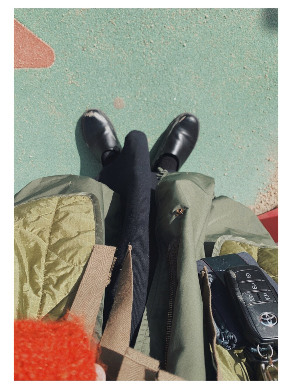 グリーン系のベスト、ブラック系のドレス、グリーン系のモッズコートを着用したレディースの冬コーディネートの2枚目の写真