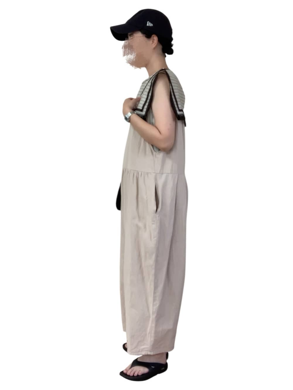 その他のシャツ/ブラウス、ベージュ系のサロペット/オーバーオール、ブラック系のサンダルを着用したレディースの秋コーディネートの3枚目の写真