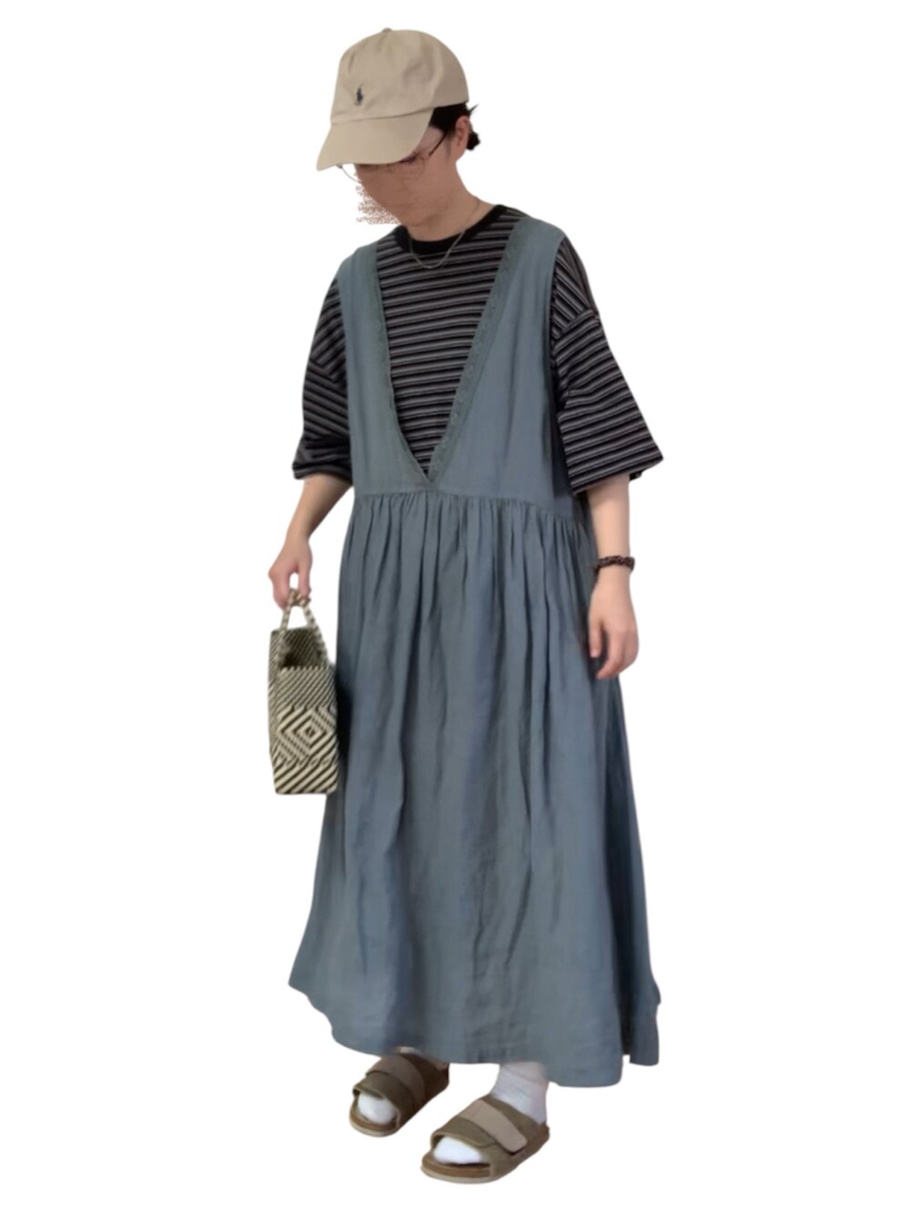 ブラック系のTシャツ/カットソー、ブルー系のワンピース/ドレス、ブラック系のトートバッグを着用したレディースの秋コーディネートの2枚目の写真