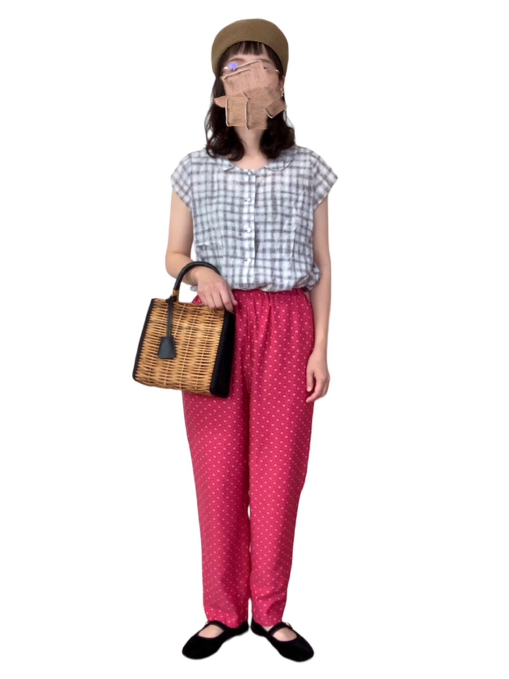 その他のシャツ/ブラウス、ピンク系のその他パンツ、ブラウン系のかごバッグを着用したレディースの夏コーディネートの2枚目の写真
