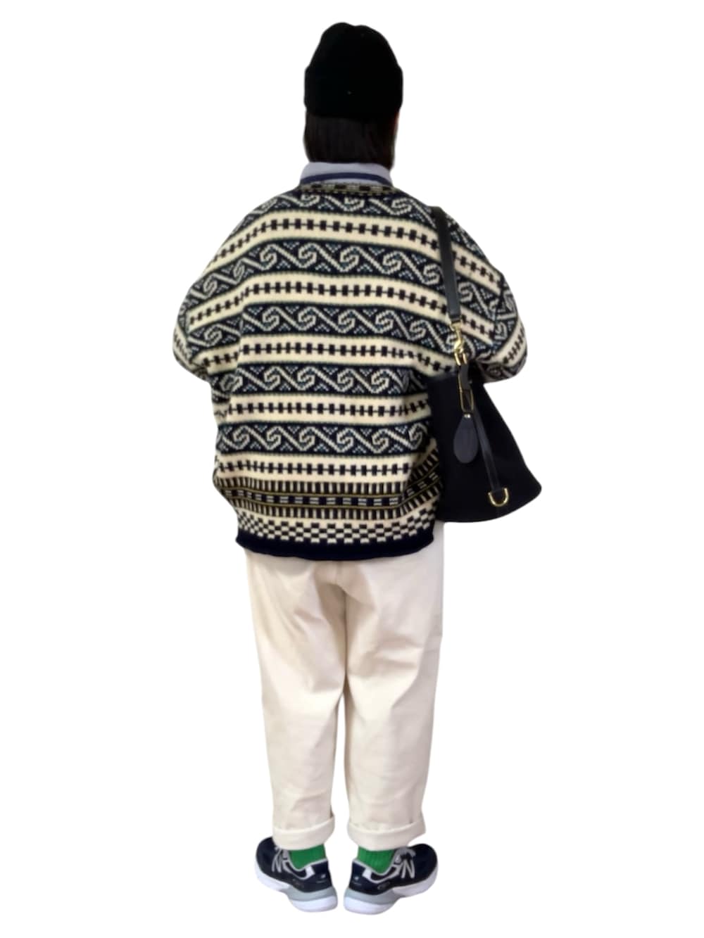 ブルー系のニット/セーター、グレー系のブルゾン、ホワイト系のその他パンツを着用したレディースの冬コーディネートの3枚目の写真