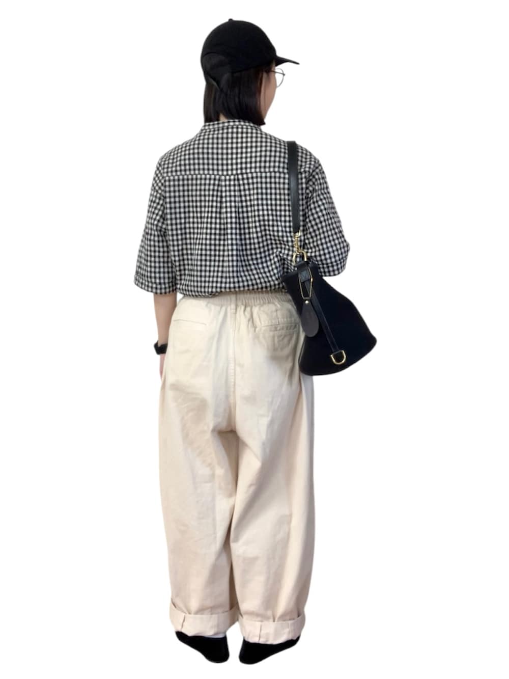 ブラック系のシャツ/ブラウス、ホワイト系のその他パンツ、ブラック系のバレエシューズを着用したレディースの夏コーディネートの3枚目の写真