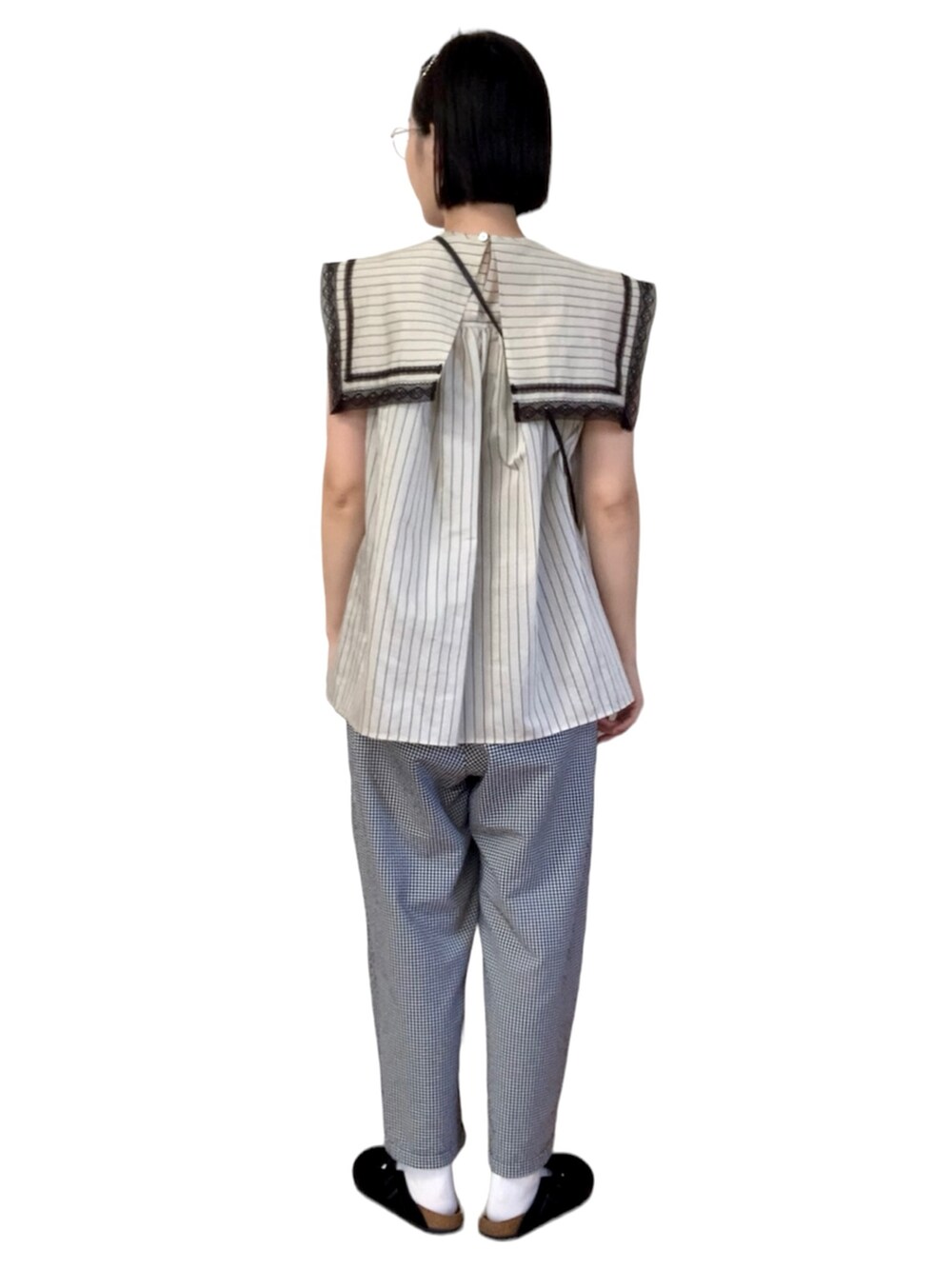 その他のシャツ/ブラウス、ブラック系のその他パンツを着用したレディースの夏コーディネートの2枚目の写真