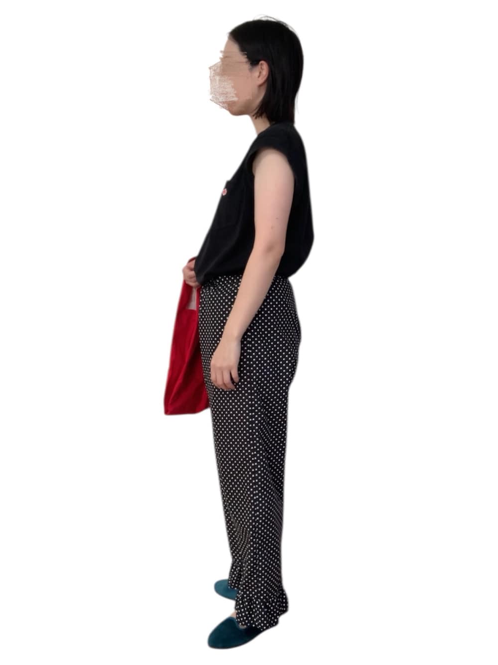 ブラック系のTシャツ/カットソー、レッド系のエコバッグ/サブバッグを着用したレディースの秋コーディネートの2枚目の写真