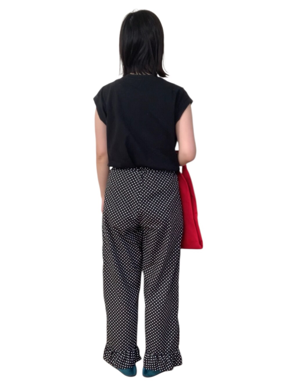 ブラック系のTシャツ/カットソー、レッド系のエコバッグ/サブバッグを着用したレディースの秋コーディネートの3枚目の写真