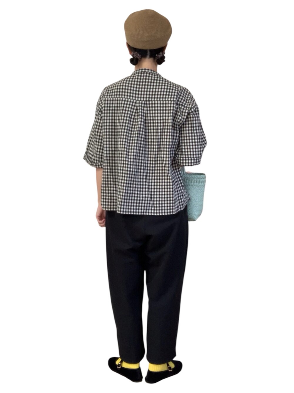 ブラック系のシャツ/ブラウス、ブラック系のバレエシューズ、ブラウン系のハンチング/ベレー帽を着用したレディースの秋コーディネートの4枚目の写真
