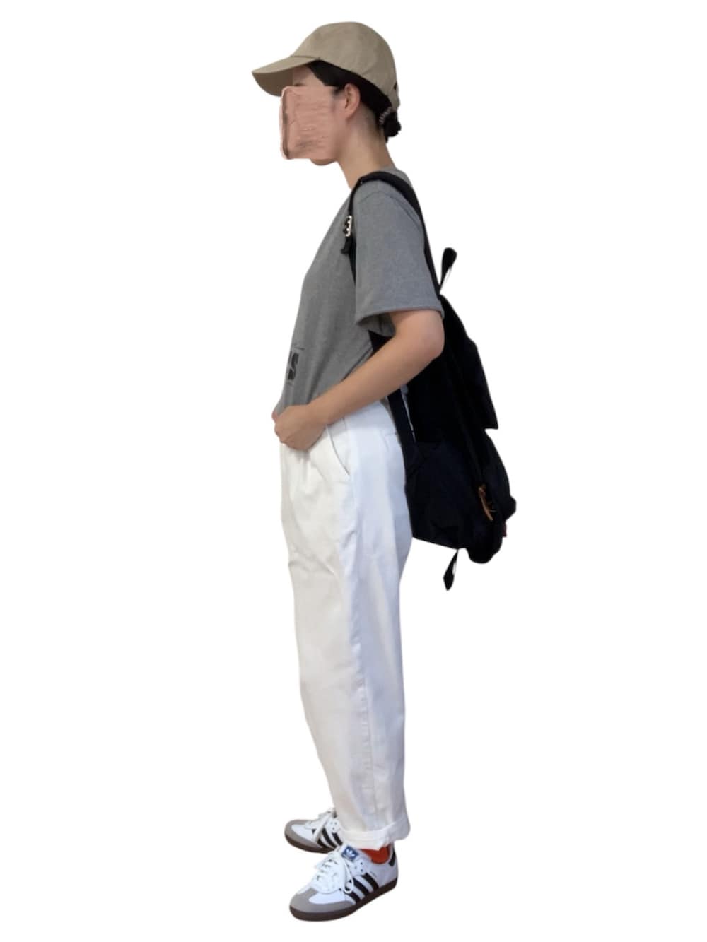 グレー系のTシャツ/カットソー、ホワイト系のチノパンツ、ホワイト系のスニーカーを着用したレディースの秋コーディネートの2枚目の写真