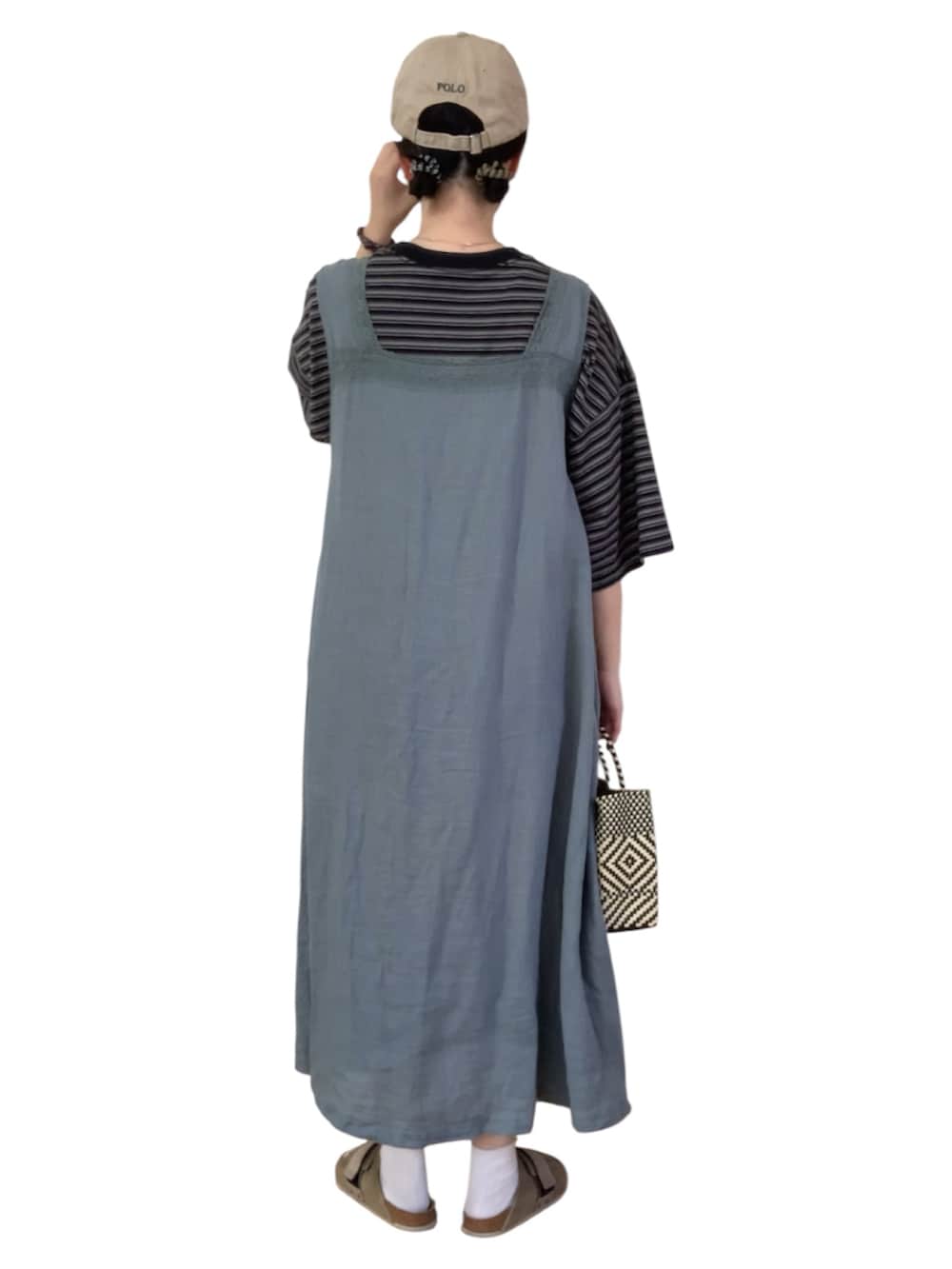 ブラック系のTシャツ/カットソー、ブルー系のワンピース/ドレス、ブラック系のトートバッグを着用したレディースの秋コーディネートの4枚目の写真