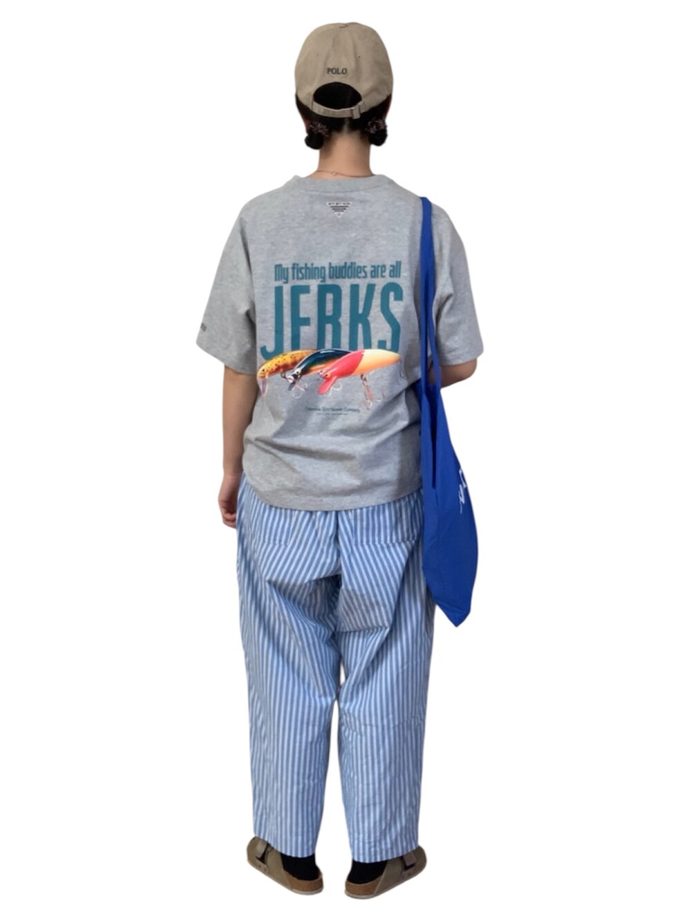グレー系のTシャツ/カットソー、ブルー系のパンツを着用したレディースの秋コーディネートの3枚目の写真