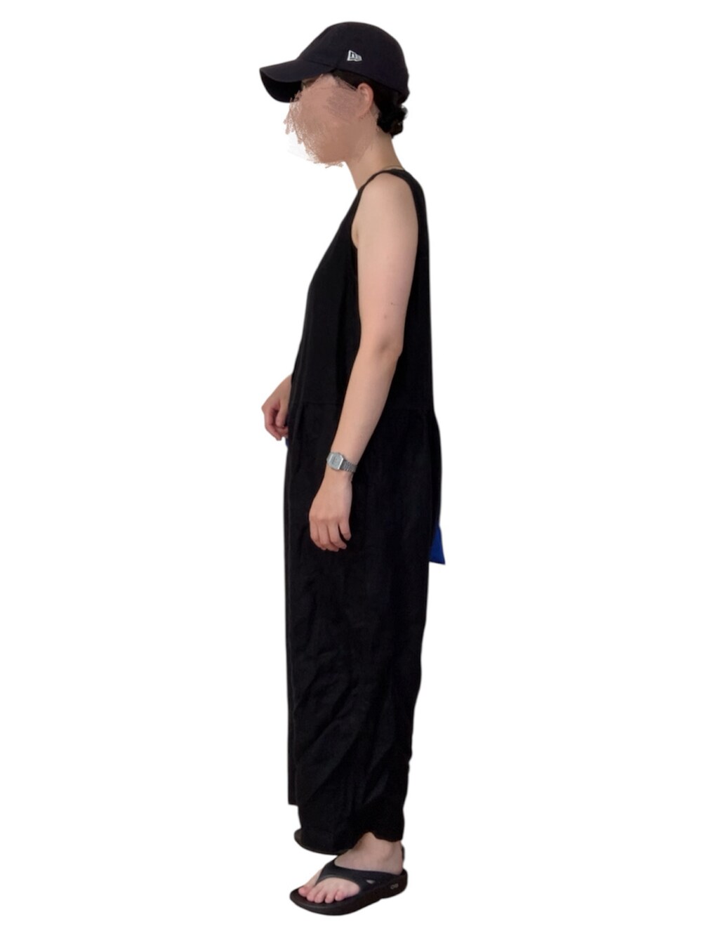 ブラック系のサンダルを着用したレディースの秋コーディネートの3枚目の写真