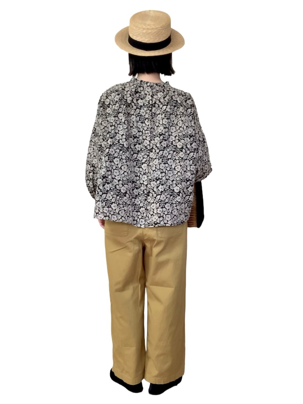 イエロー系のその他パンツ、ブラウン系のかごバッグ、ブラック系のバレエシューズを着用したレディースの夏コーディネートの2枚目の写真