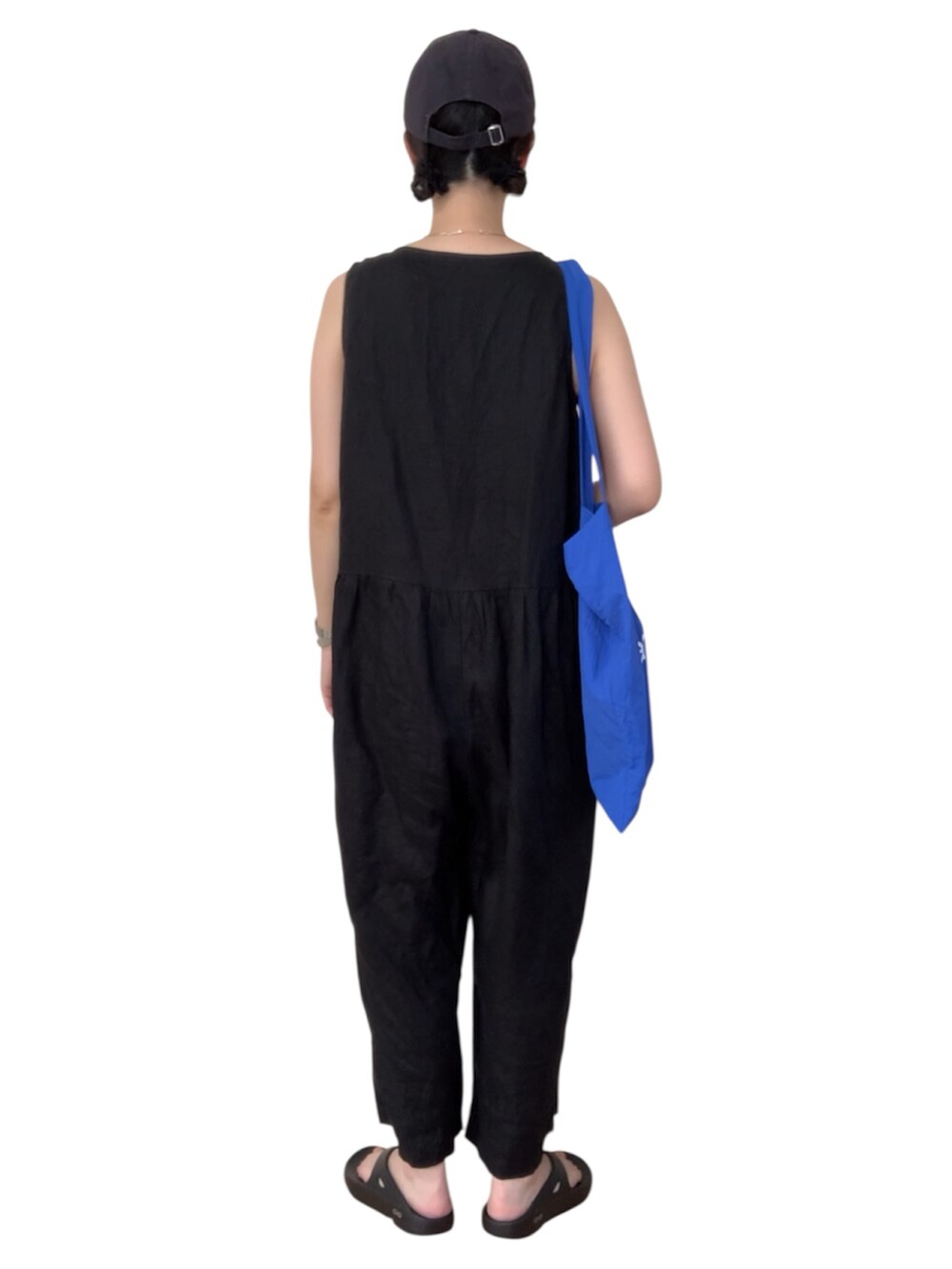 ブラック系のサンダルを着用したレディースの秋コーディネートの4枚目の写真