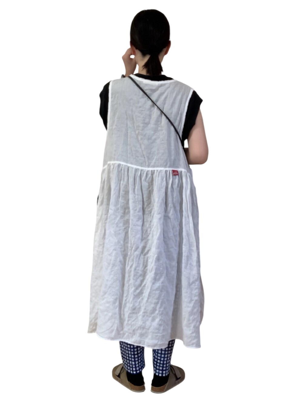 ブルー系のパンツを着用したレディースの秋コーディネートの4枚目の写真