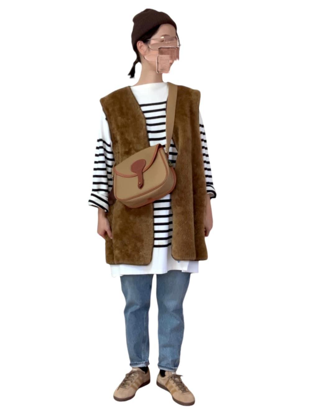 ブラック系のTシャツ/カットソー、ブラウン系のベスト、ベージュ系のバッグを着用したレディースの秋コーディネートの2枚目の写真