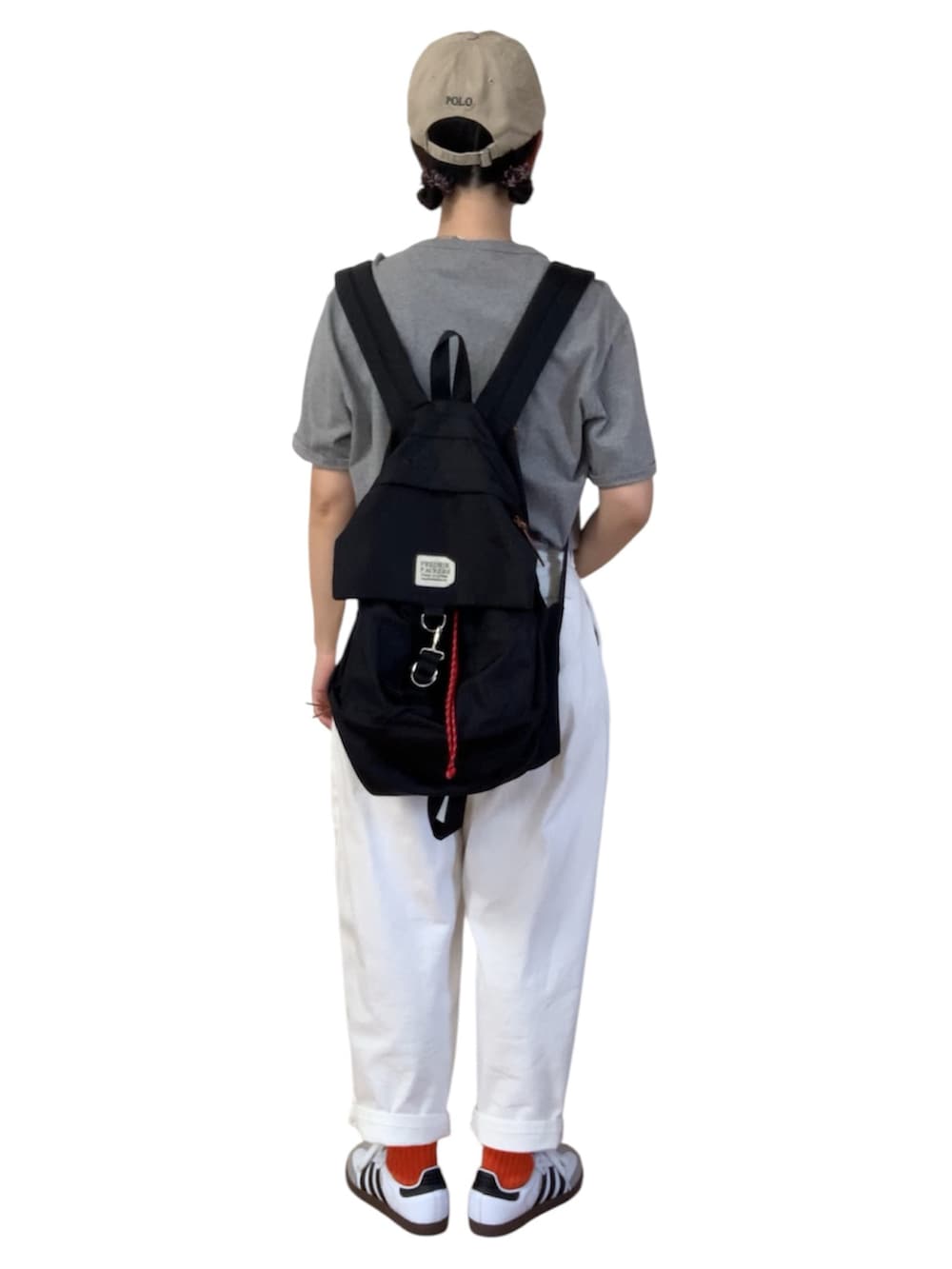 グレー系のTシャツ/カットソー、ホワイト系のチノパンツ、ホワイト系のスニーカーを着用したレディースの秋コーディネートの3枚目の写真