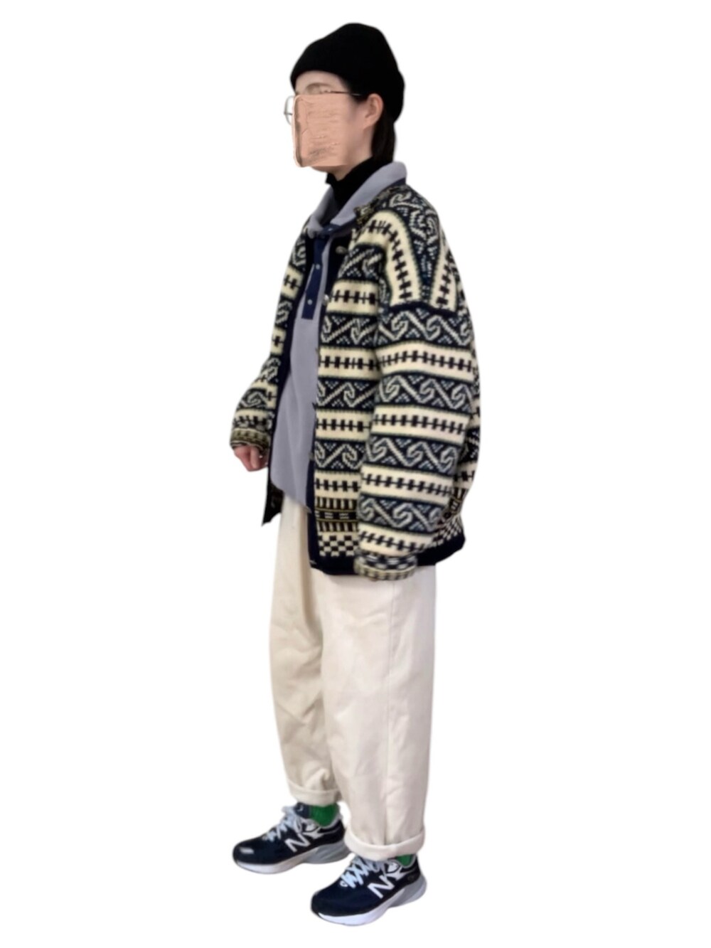 ブルー系のニット/セーター、グレー系のブルゾン、ホワイト系のその他パンツを着用したレディースの冬コーディネートの2枚目の写真