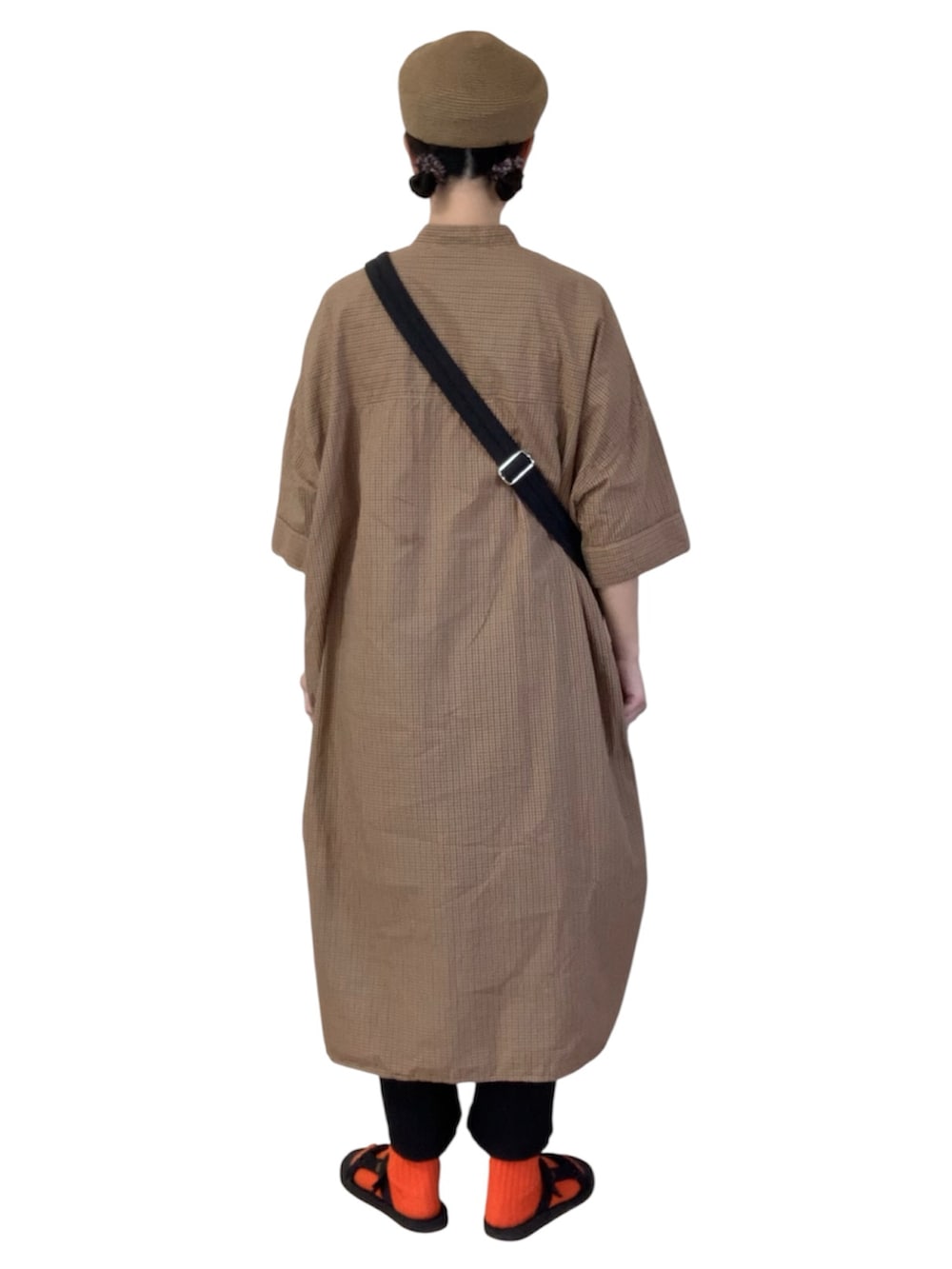 ベージュ系のシャツワンピース、ブラック系のショルダーバッグ、ブラック系のサンダルを着用したレディースの秋コーディネートの5枚目の写真