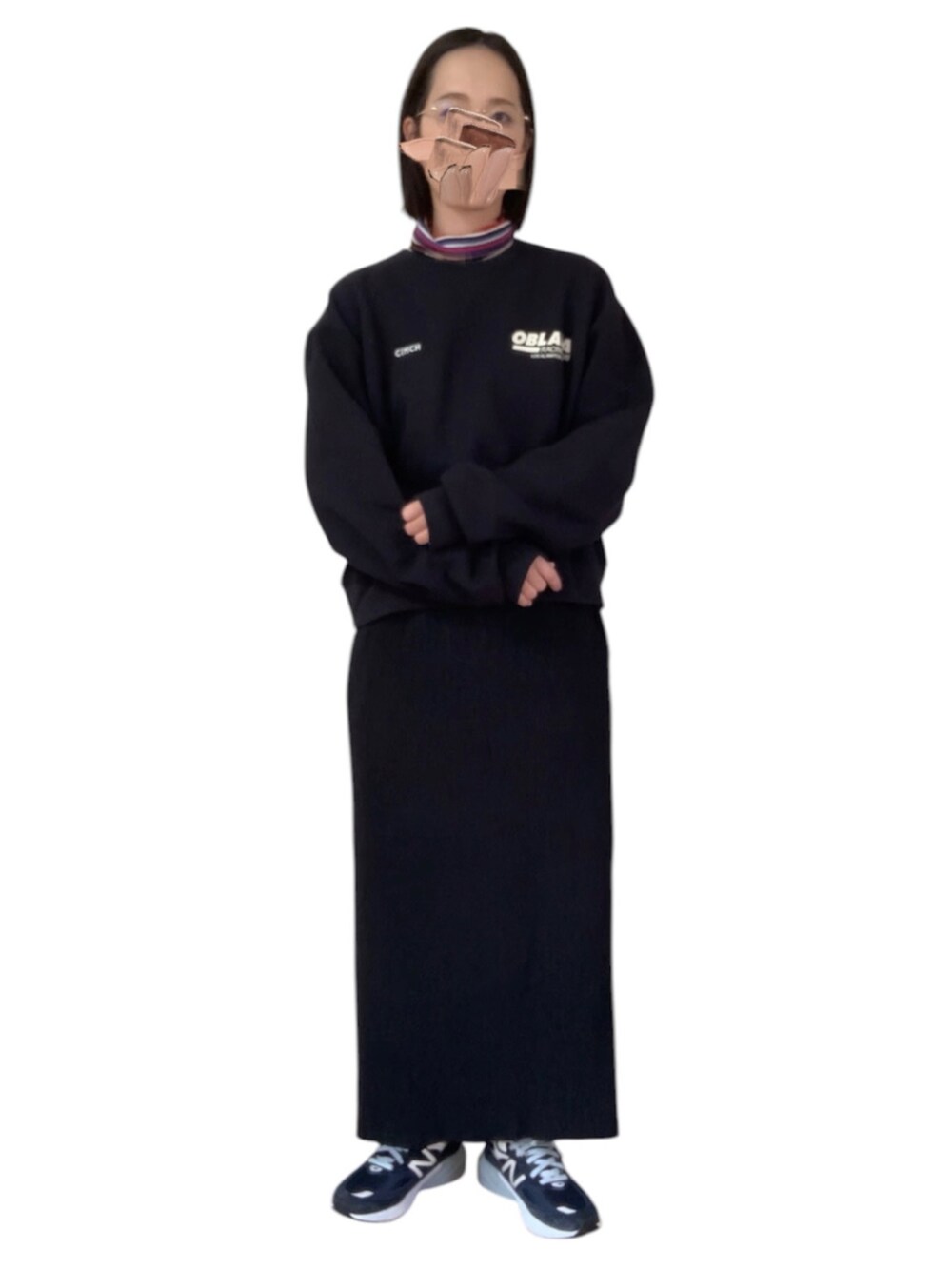 レッド系のTシャツ/カットソー、ブラック系のスカート、ブラック系のショルダーバッグを着用したレディースの冬コーディネートの3枚目の写真