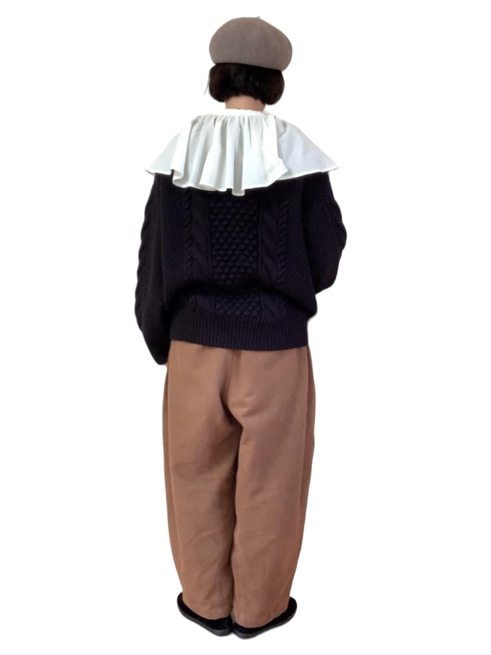 ホワイト系のシャツ/ブラウス、ブラック系のニット/セーター、イエロー系のその他パンツを着用したレディースの冬コーディネートの3枚目の写真