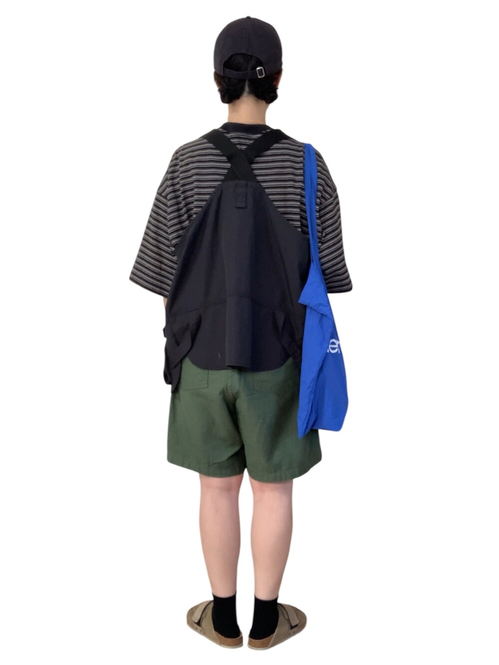 ブラック系のTシャツ/カットソー、ブラック系のベスト、グリーン系のその他パンツを着用したレディースの秋コーディネートの5枚目の写真