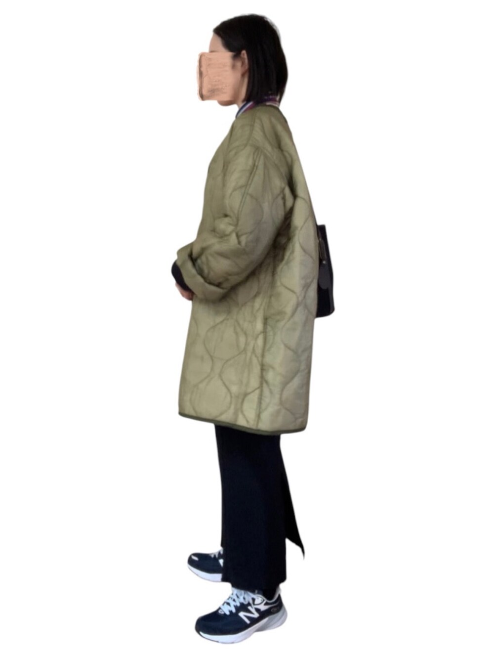 レッド系のTシャツ/カットソー、ブラック系のスカート、ブラック系のショルダーバッグを着用したレディースの冬コーディネートの2枚目の写真