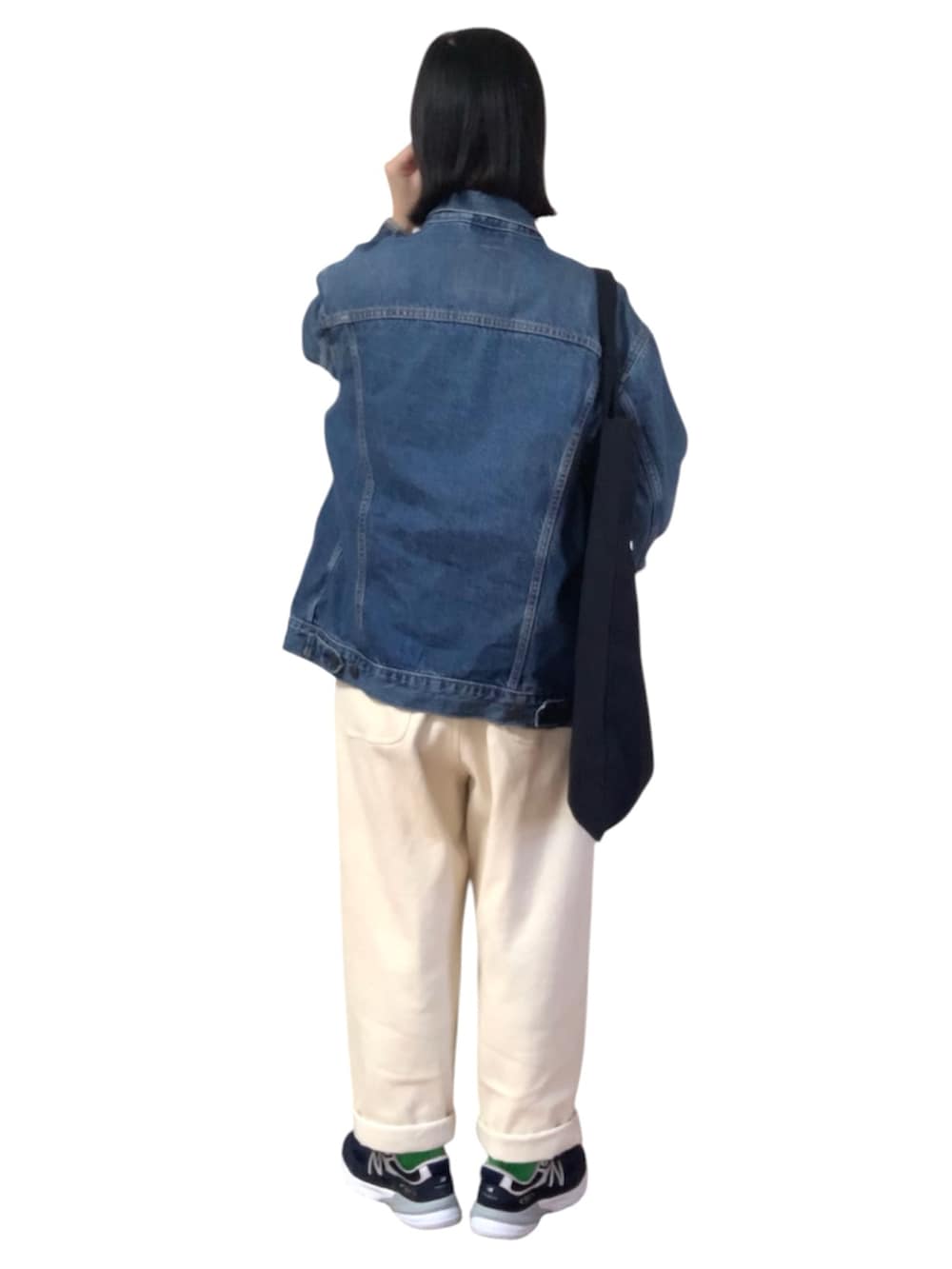 ブラック系のTシャツ/カットソー、ホワイト系のその他パンツ、ブラック系のトートバッグを着用したレディースの冬コーディネートの3枚目の写真