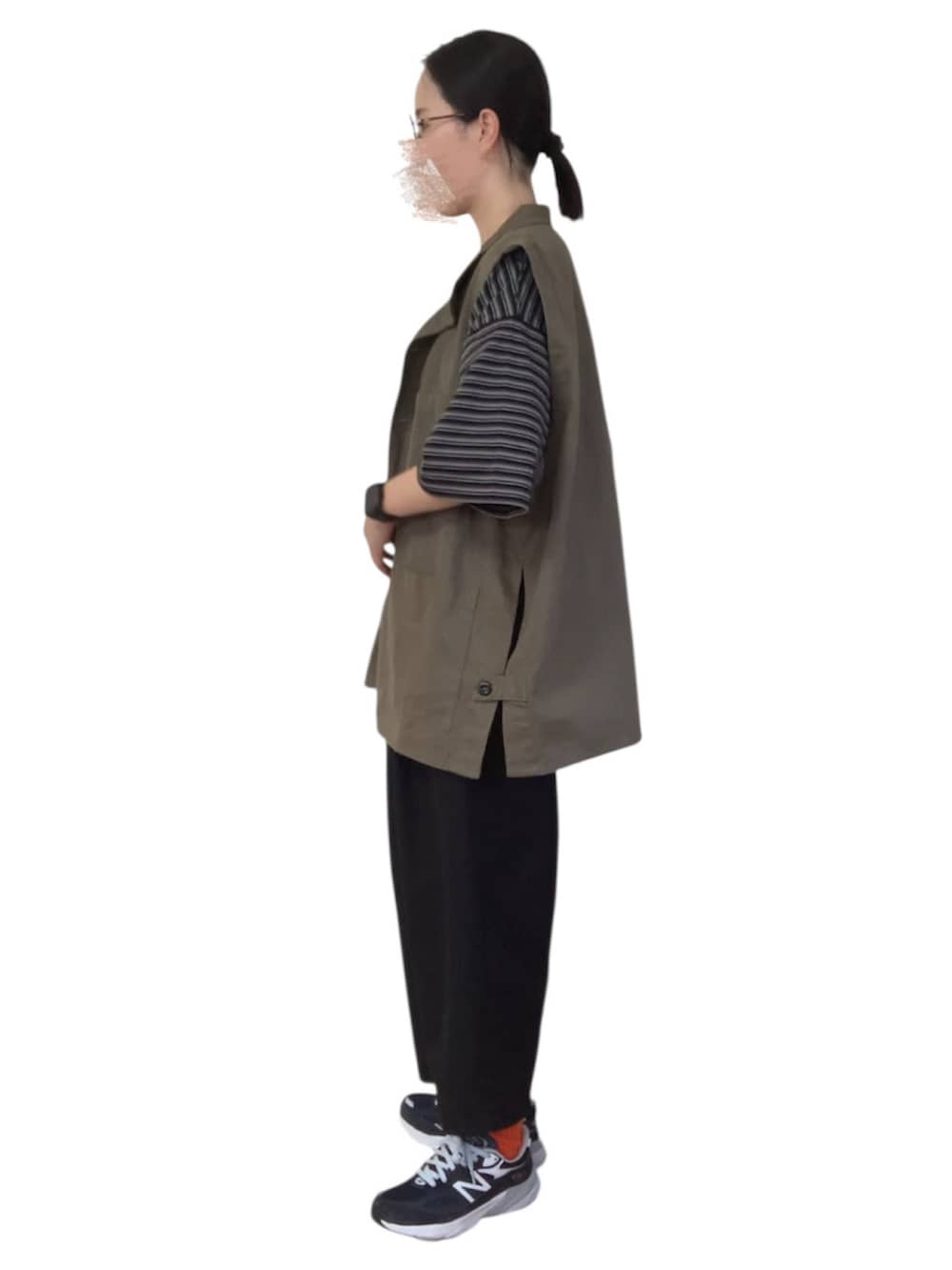 ブラック系のTシャツ/カットソー、グリーン系のベスト、ブラック系のその他パンツを着用したレディースの夏コーディネートの2枚目の写真