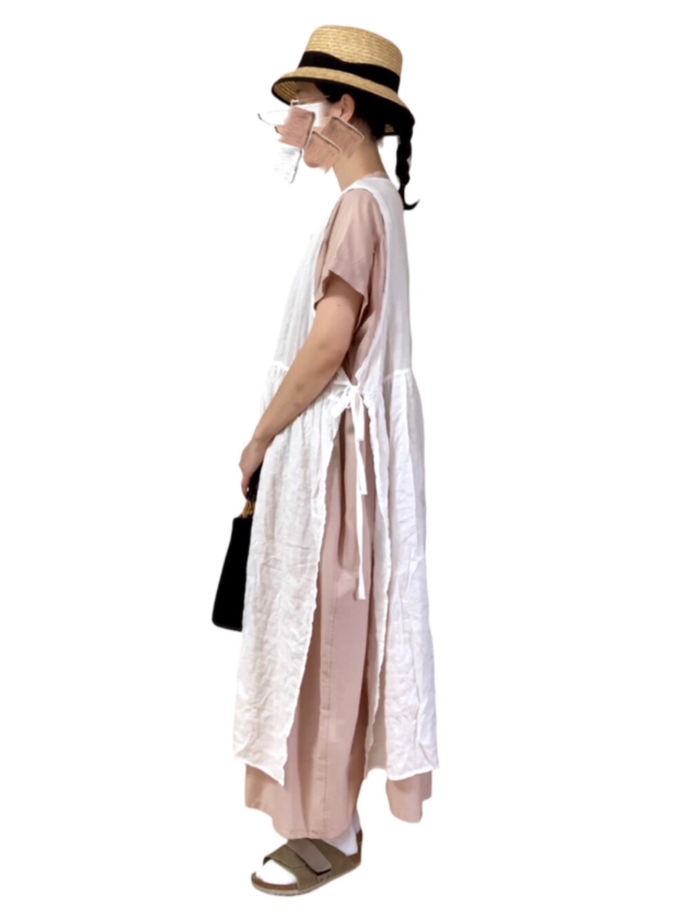 ブラウン系のかごバッグ、ホワイト系のワンピース、ピンク系のシャツワンピースを着用したレディースの秋コーディネートの2枚目の写真