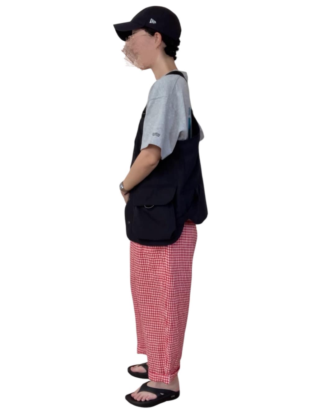 ブラック系のベスト、グレー系のTシャツ/カットソー、レッド系のその他パンツを着用したレディースの秋コーディネートの2枚目の写真