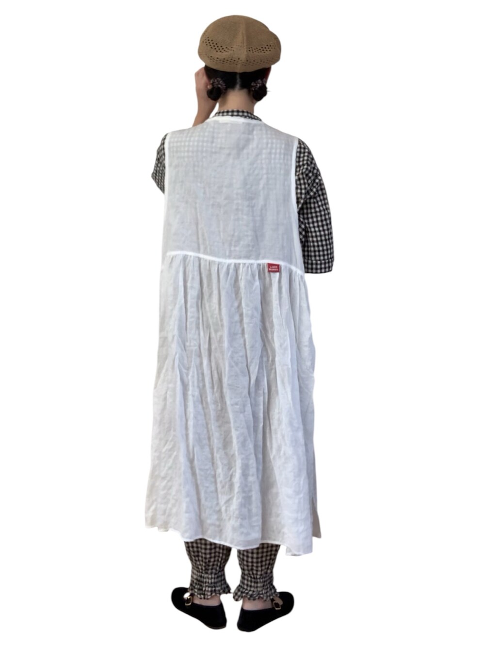 ブラック系のシャツ/ブラウス、ブラック系のトートバッグ、その他のその他パンツを着用したレディースの秋コーディネートの5枚目の写真