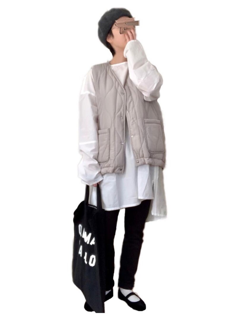 ホワイト系のトップス、グレー系のジャケット/アウター、ブラック系のスウェットパンツを着用したレディースの春コーディネートの2枚目の写真