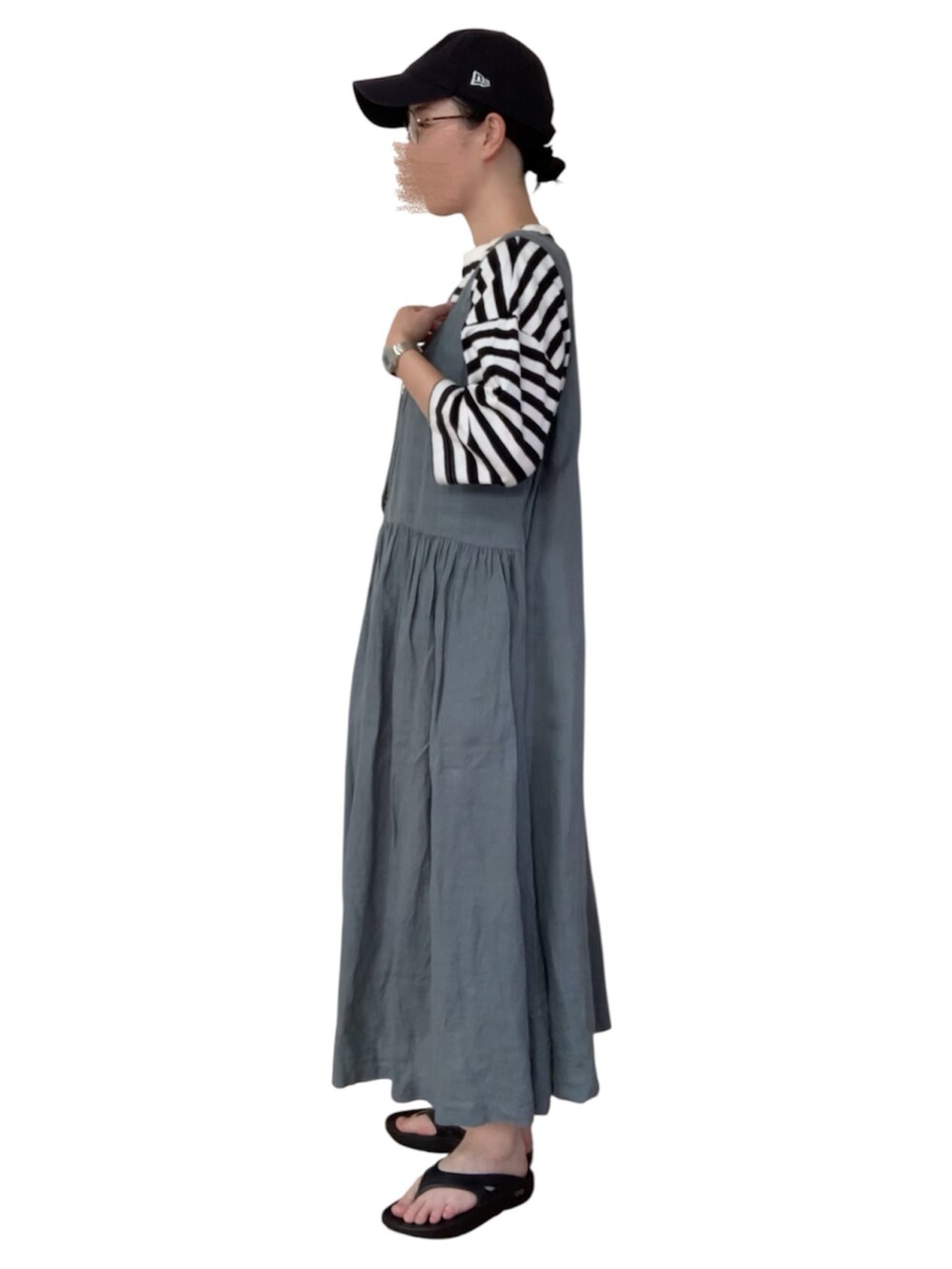 その他のTシャツ/カットソー、ブルー系のワンピース/ドレス、ブルー系のエコバッグ/サブバッグを着用したレディースの秋コーディネートの3枚目の写真