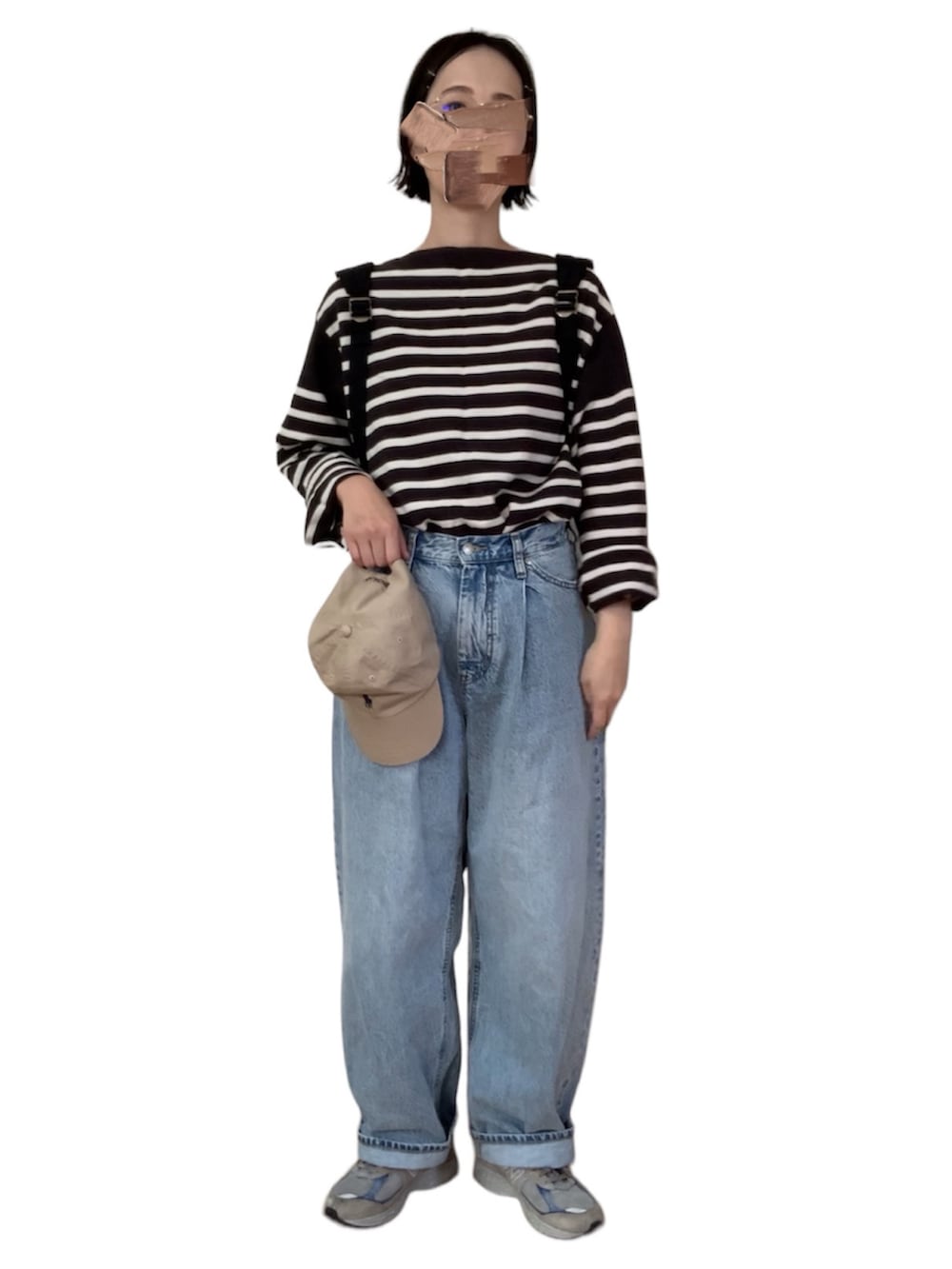 ブラック系のTシャツ/カットソー、ブルー系のデニムパンツ、グレー系のスニーカーを着用したレディースの夏コーディネートの2枚目の写真