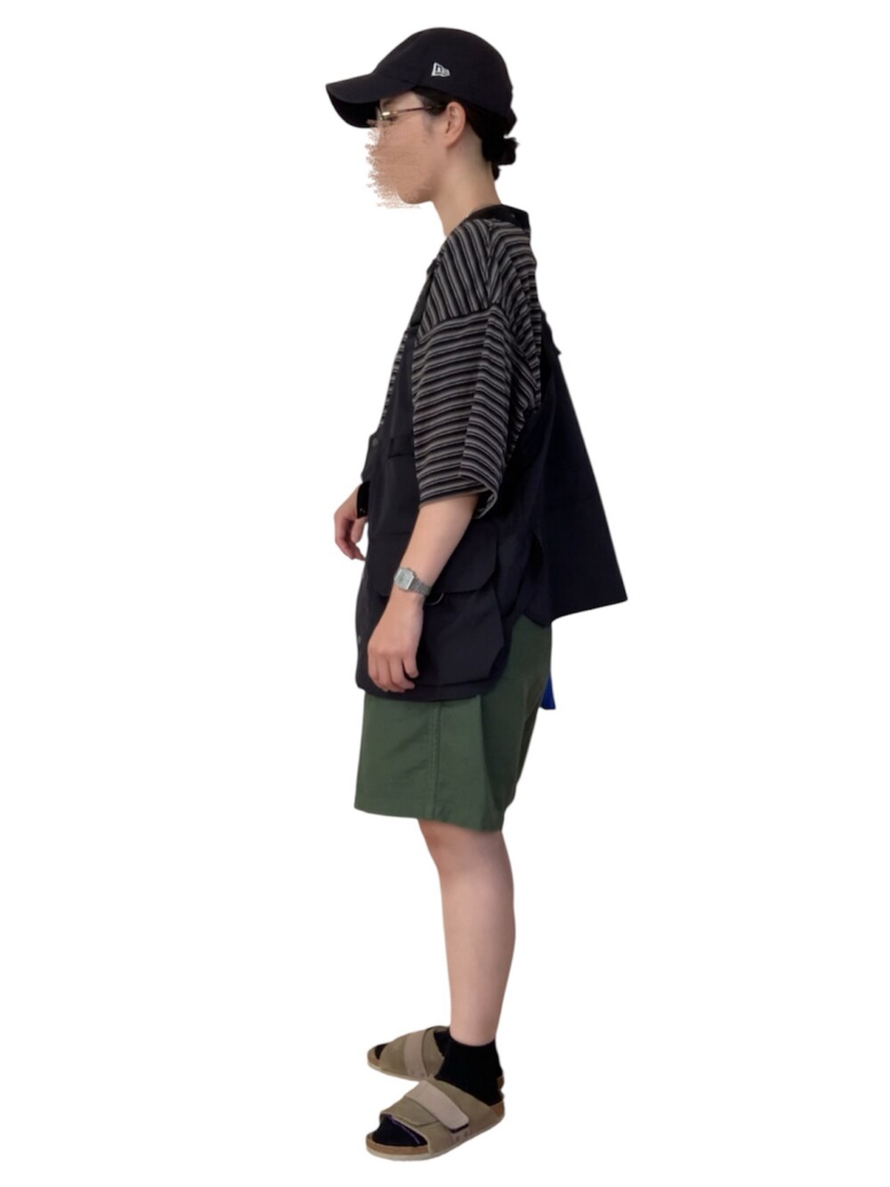 ブラック系のTシャツ/カットソー、ブラック系のベスト、グリーン系のその他パンツを着用したレディースの秋コーディネートの4枚目の写真